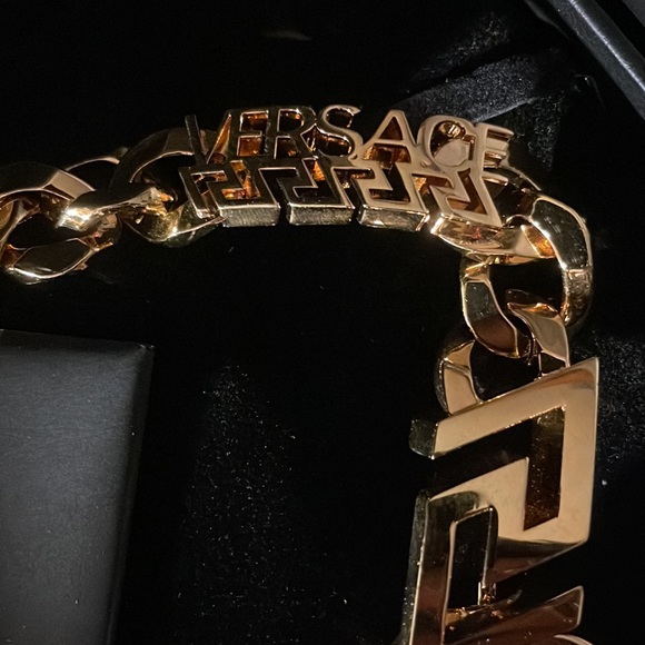 (SALE 🚨) Versace Greca Logo Necklace (Exclusive) - Picture 4 of 10